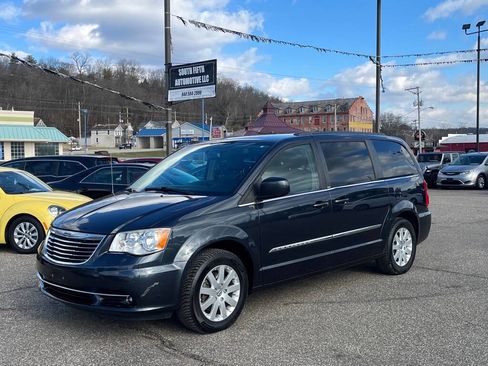 Used 2014 Chrysler Town & Country Touring image 1