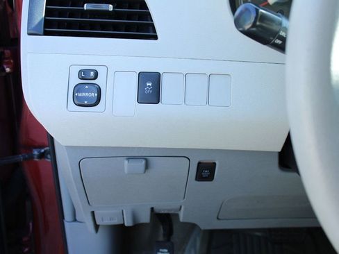 Used 2013 Toyota Sienna LE w/ Towing Pkg FWD image 14