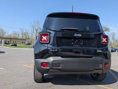 Used 2022 Jeep Renegade Latitude AWD/4WD image 6