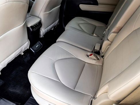 Used 2025 Toyota Highlander XLE image 27