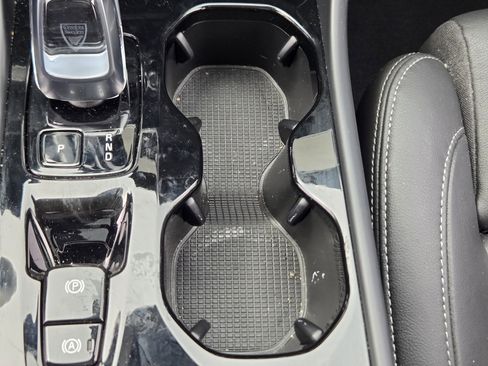 Used 2025 Volvo XC40 B5 Plus image 31