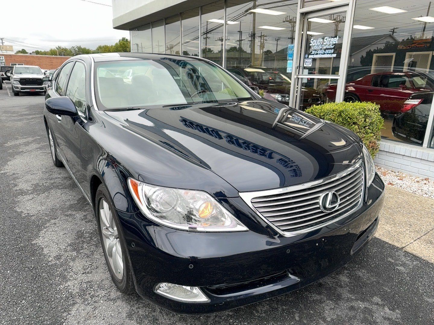Used 2007 Lexus LS 460 RWD image 2