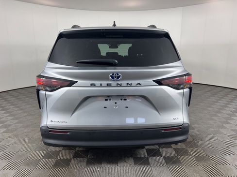 Used 2025 Toyota Sienna XLE image 40