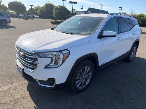 Used 2024 GMC Terrain SLT AWD/4WD image 3