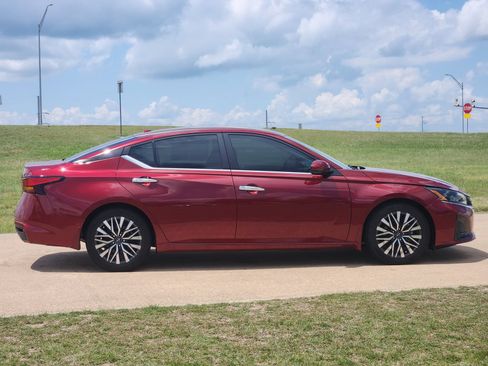 Used 2023 Nissan Altima 2.5 SV FWD image 7