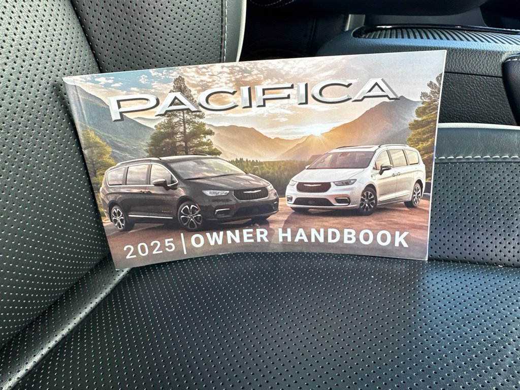 Used 2025 Chrysler Pacifica Limited FWD image 36