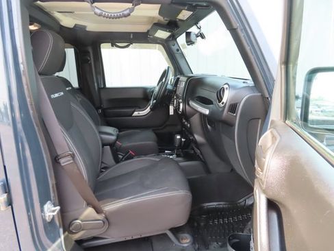 Used 2016 Jeep Wrangler Unlimited Rubicon w/ Connectivity Group AWD/4WD image 22