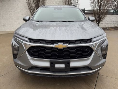 Used 2025 Chevrolet Trax LT w/ LT Convenience Package image 8