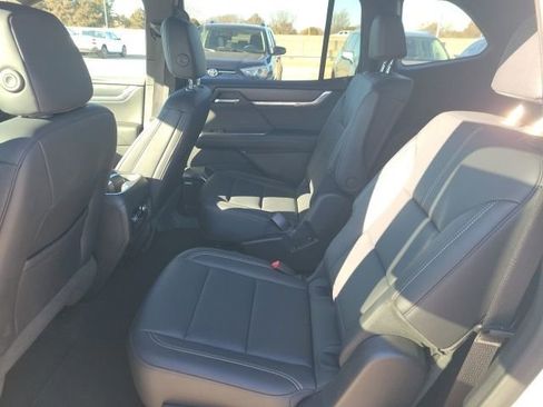 Used 2024 GMC Acadia Elevation image 17