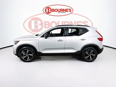 Used 2024 Volvo XC40 B5 Core w/ Climate Package AWD/4WD image 8