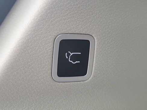 Used 2021 Chrysler Voyager Lxi image 8