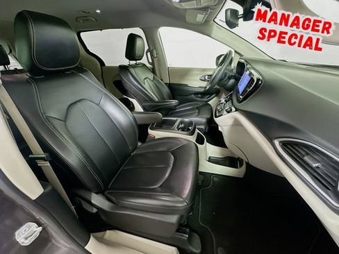 Used 2023 Chrysler Pacifica Touring-L FWD image 28