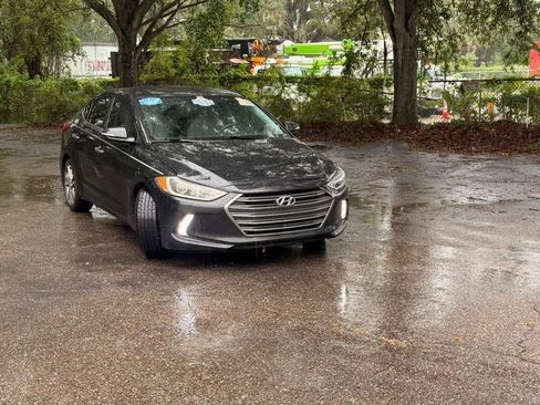 Used 2017 Hyundai Elantra Limited w/ Limited Tech Package 04 FWD image 3