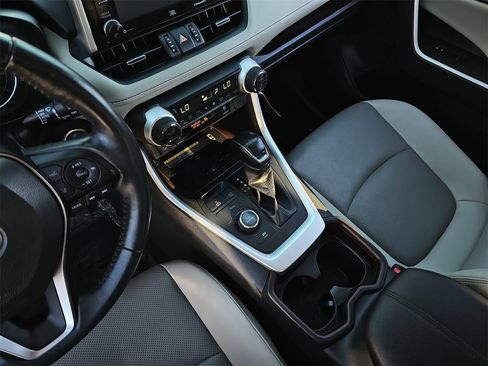 Used 2019 Toyota RAV4 Limited image 26