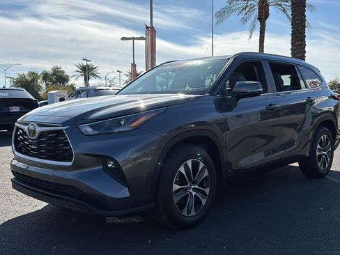 Certified 2024 Toyota Highlander XLE image 3
