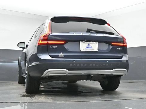 Used 2022 Volvo V90 B6 Cross Country AWD/4WD image 15