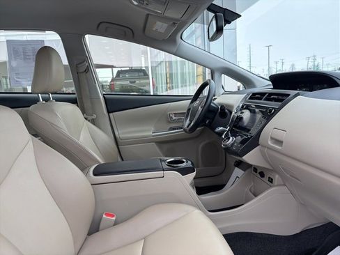 Used 2017 Toyota Prius V Four image 28