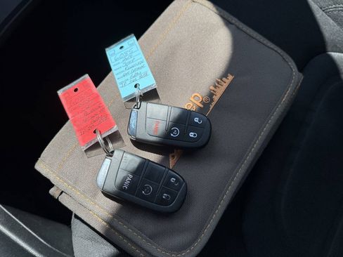 Used 2018 Jeep Renegade Latitude AWD/4WD image 22