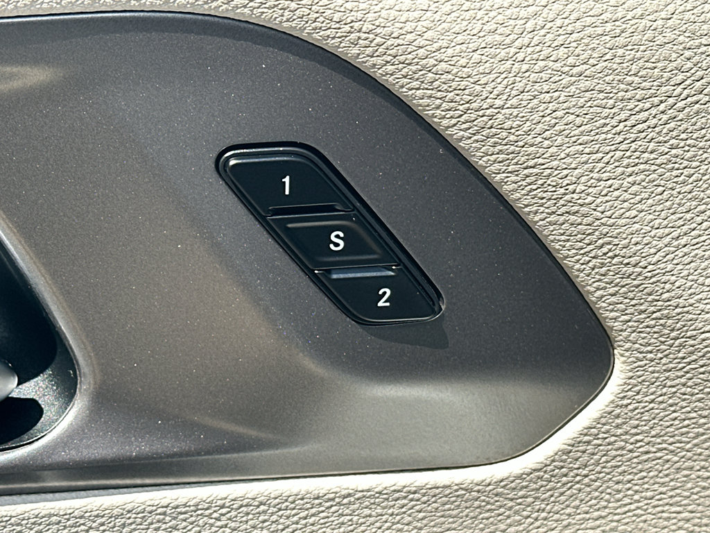 Used 2024 Chrysler Pacifica Touring-L FWD image 11