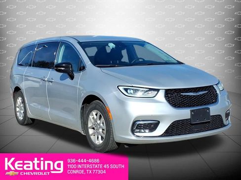 Used 2024 Chrysler Pacifica Touring-L image 3