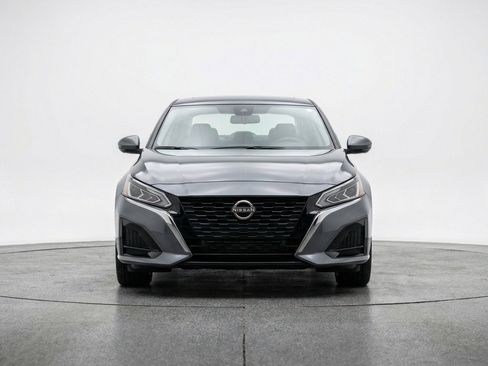Used 2025 Nissan Altima 2.5 SV FWD image 2