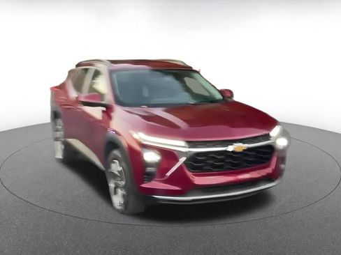 Used 2025 Chevrolet Trax LT image 3