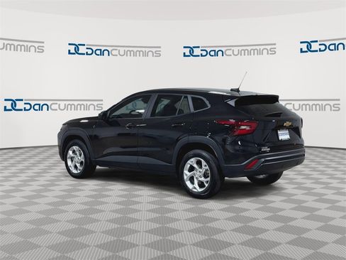 Used 2024 Chevrolet Trax LS w/ LS Convenience Package image 6