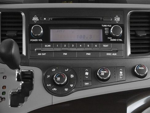 Used 2014 Toyota Sienna SE FWD image 10