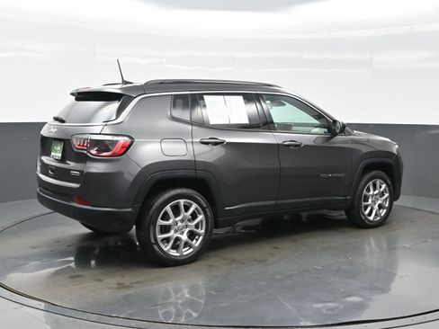 Used 2022 Jeep Compass Latitude AWD/4WD image 8