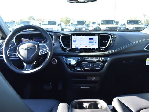 New 2026 Chrysler Pacifica Select image 32