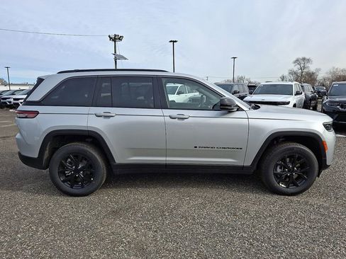 New 2026 Jeep Grand Cherokee Altitude AWD/4WD image 9