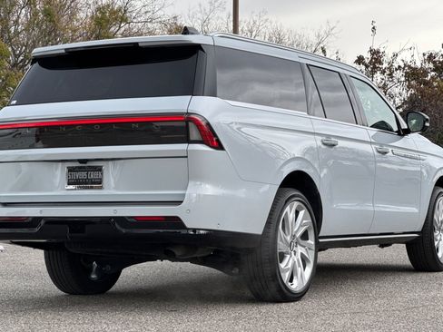 Certified 2025 Lincoln Navigator L Reserve image 4