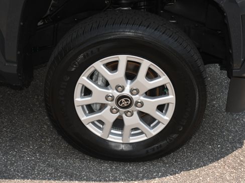 Certified 2025 Toyota Tacoma SR5 AWD/4WD image 20