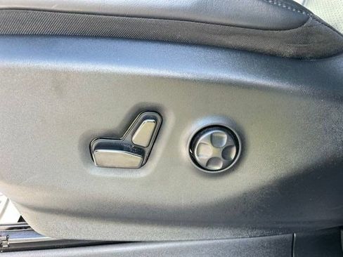 Used 2023 Chrysler Pacifica Touring-L FWD image 12