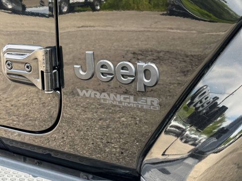 Used 2021 Jeep Wrangler Unlimited Sahara AWD/4WD image 11