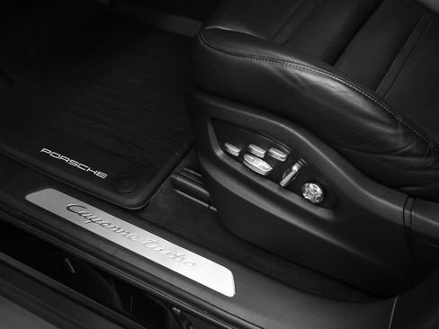 Certified 2021 Porsche Cayenne Turbo image 33