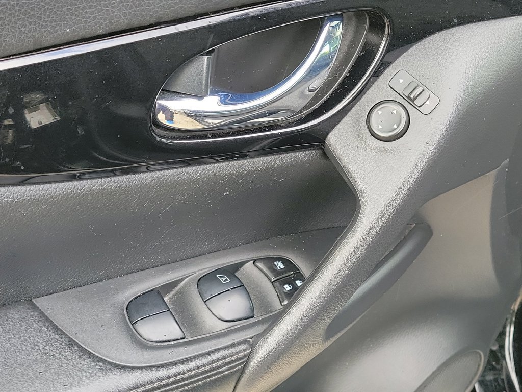 Certified 2020 Nissan Rogue Sport SV FWD image 29