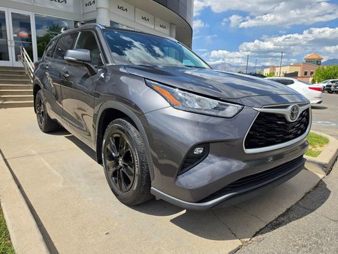 Used 2020 Toyota Highlander XLE AWD/4WD image 3