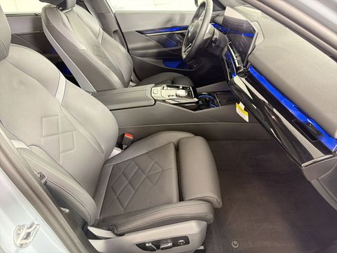 Used 2025 BMW i5 eDrive40i w/ Executive Package RWD image 30