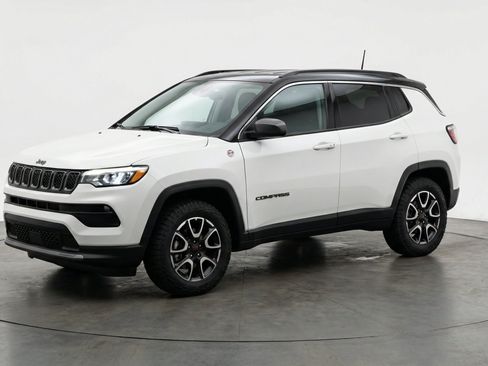 Used 2025 Jeep Compass Trailhawk w/ Trailer Tow Group AWD/4WD image 3