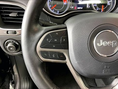 Used 2019 Jeep Cherokee Latitude Plus FWD image 10