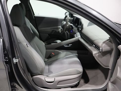 Used 2021 Hyundai Elantra SE image 22