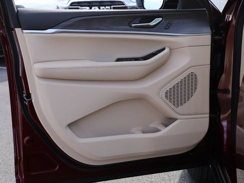 New 2025 Jeep Grand Cherokee Limited image 14