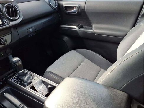 Used 2020 Toyota Tacoma TRD Off-Road w/ Technology Package image 13