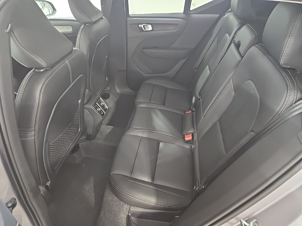 Used 2026 Volvo XC40 B5 Plus w/ Protection Package Premier AWD/4WD image 18