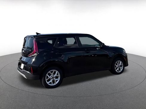 Used 2025 Kia Soul LX w/ LX Technology Package FWD image 11