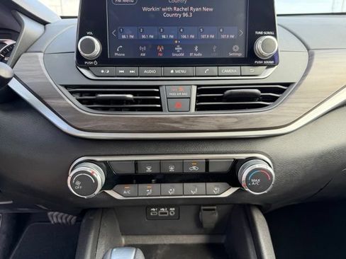 Used 2025 Nissan Altima 2.5 SV AWD/4WD image 19