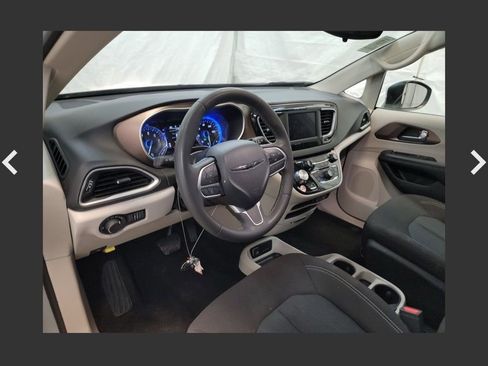 Used 2023 Chrysler Voyager LX image 3