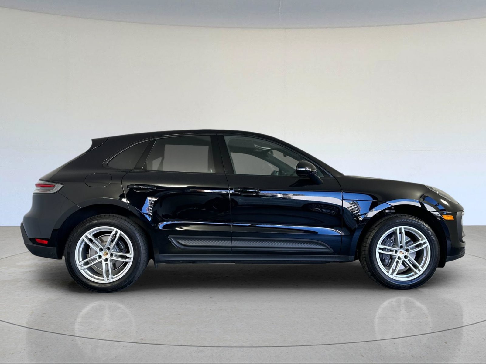Certified 2026 Porsche Macan AWD/4WD image 9