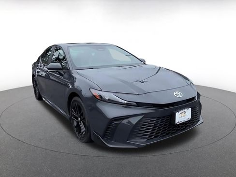 Used 2025 Toyota Camry SE image 3